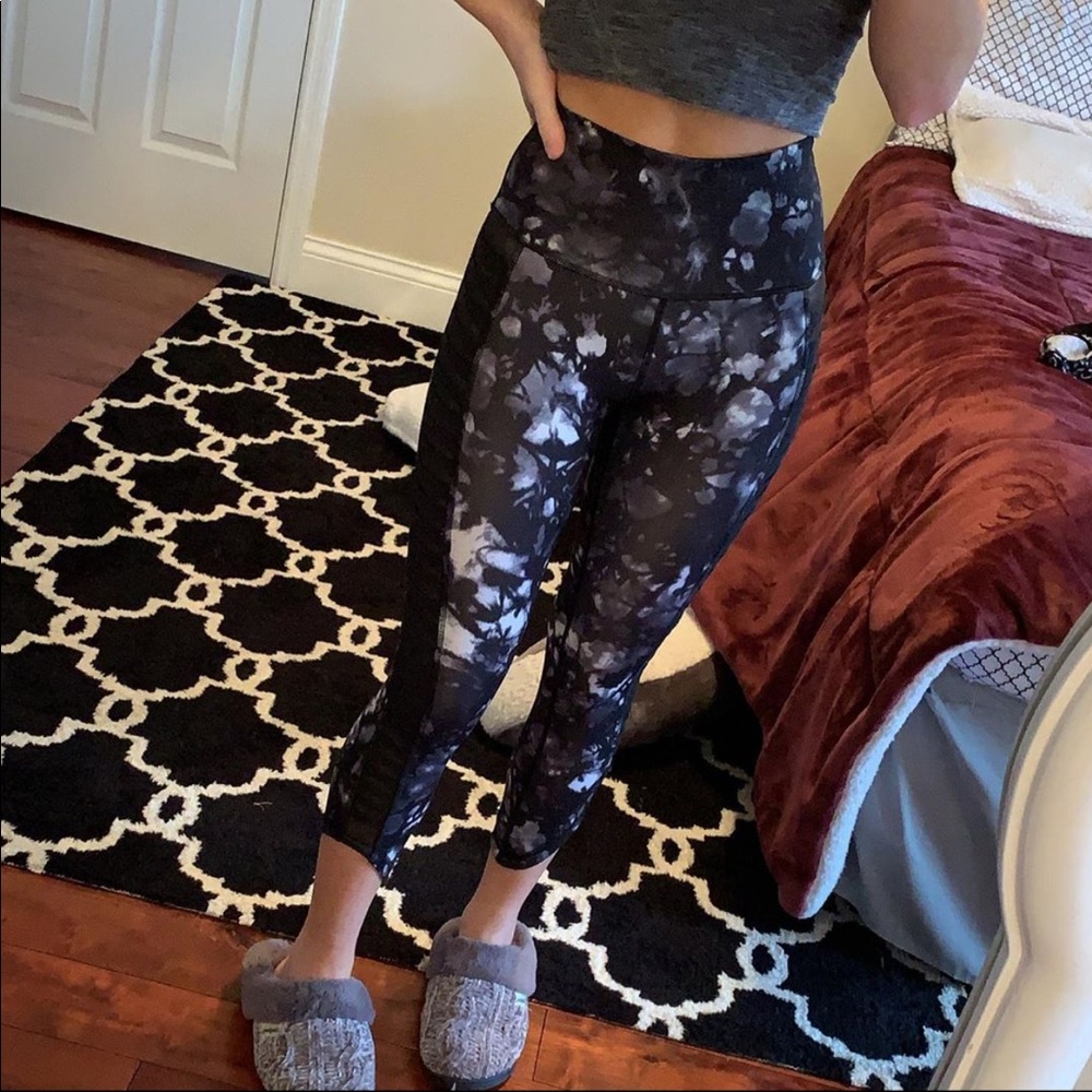 Tie Dye Lululemon Leggings w mesh - Picture 3 of 6